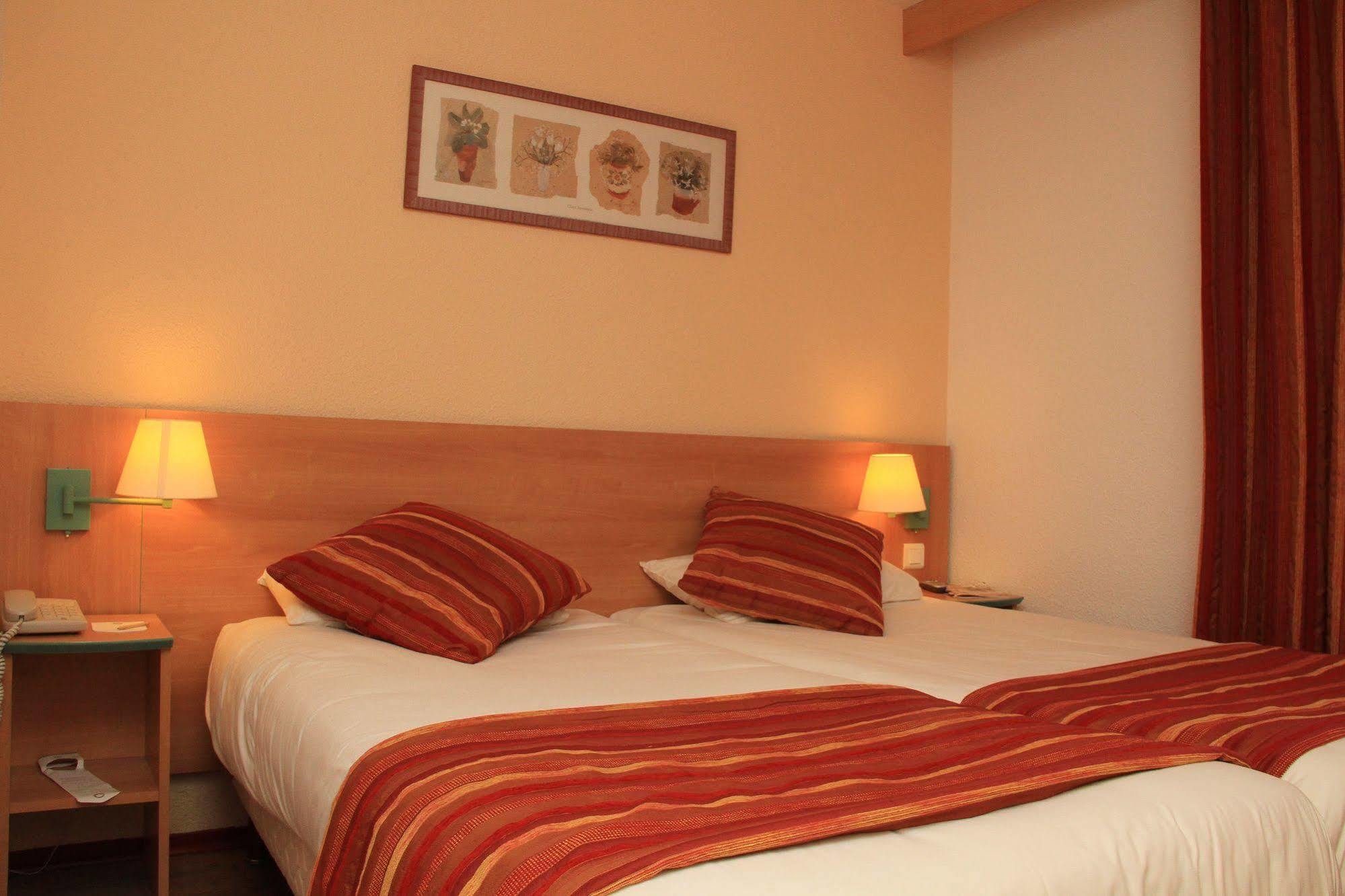 Logis Hotel Restaurant Uzes Pont Du Gard ภายนอก รูปภาพ