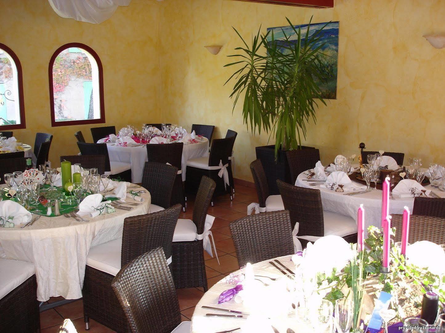 Logis Hotel Restaurant Uzes Pont Du Gard ภายนอก รูปภาพ